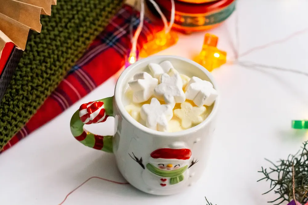 Taza con muñeco de nieve y malvaviscos