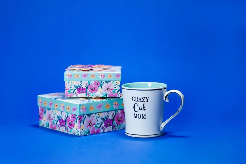 Taza personalizada con caja de regalo sobre fondo azul
